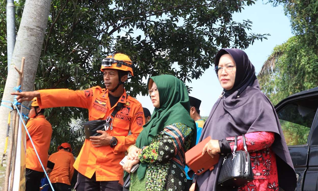 Dr. Hj. Ifa Faizah Rohmah Tinjau Lokasi Bencana Tanah Bergerak Sukatani Purwakarta dan Bantu Ratusan Warga Terdampak