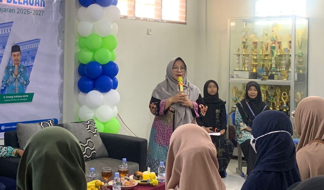 Dr. Hj. Ifa Faizah Rohmah, M.Pd. Sambut Hangat Orang Tua Calon Santri SD Plus Al-Muhajirin pada Parent Meeting Observasi Kesiapan Belajar