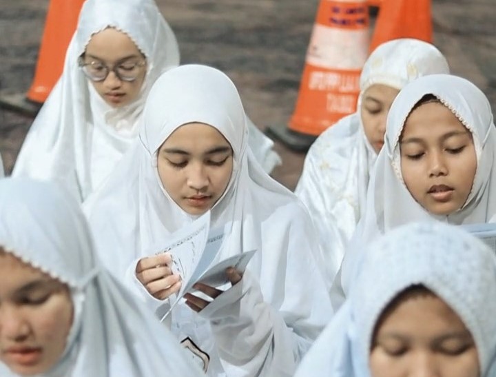 Santri Al-Muhajirin Pusat Purwakarta Isi Malam Nisfu Syaban dengan Kekhusyuan Ibadah